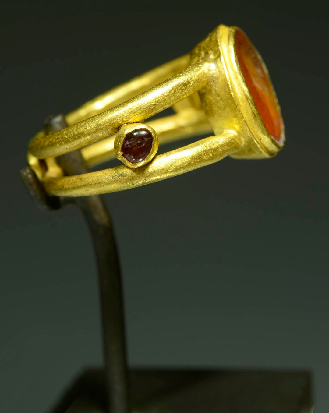 Superb Roman Gold Ring with Carnelian Stone Signet Intaglio - Art for Eternity