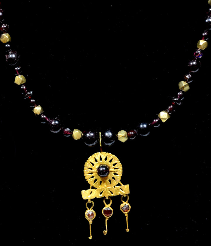 Beautiful Ancient Roman Garnet and Gold Pendant Necklace