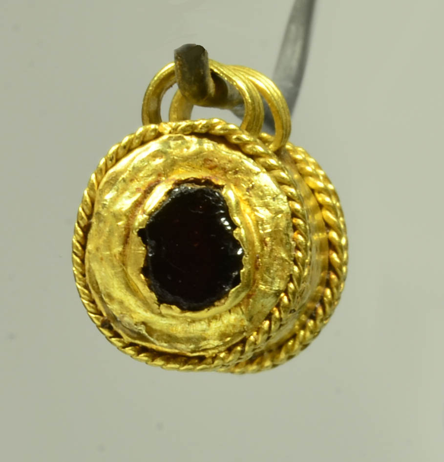 Ancient Greek Garnet and Gold Pendant