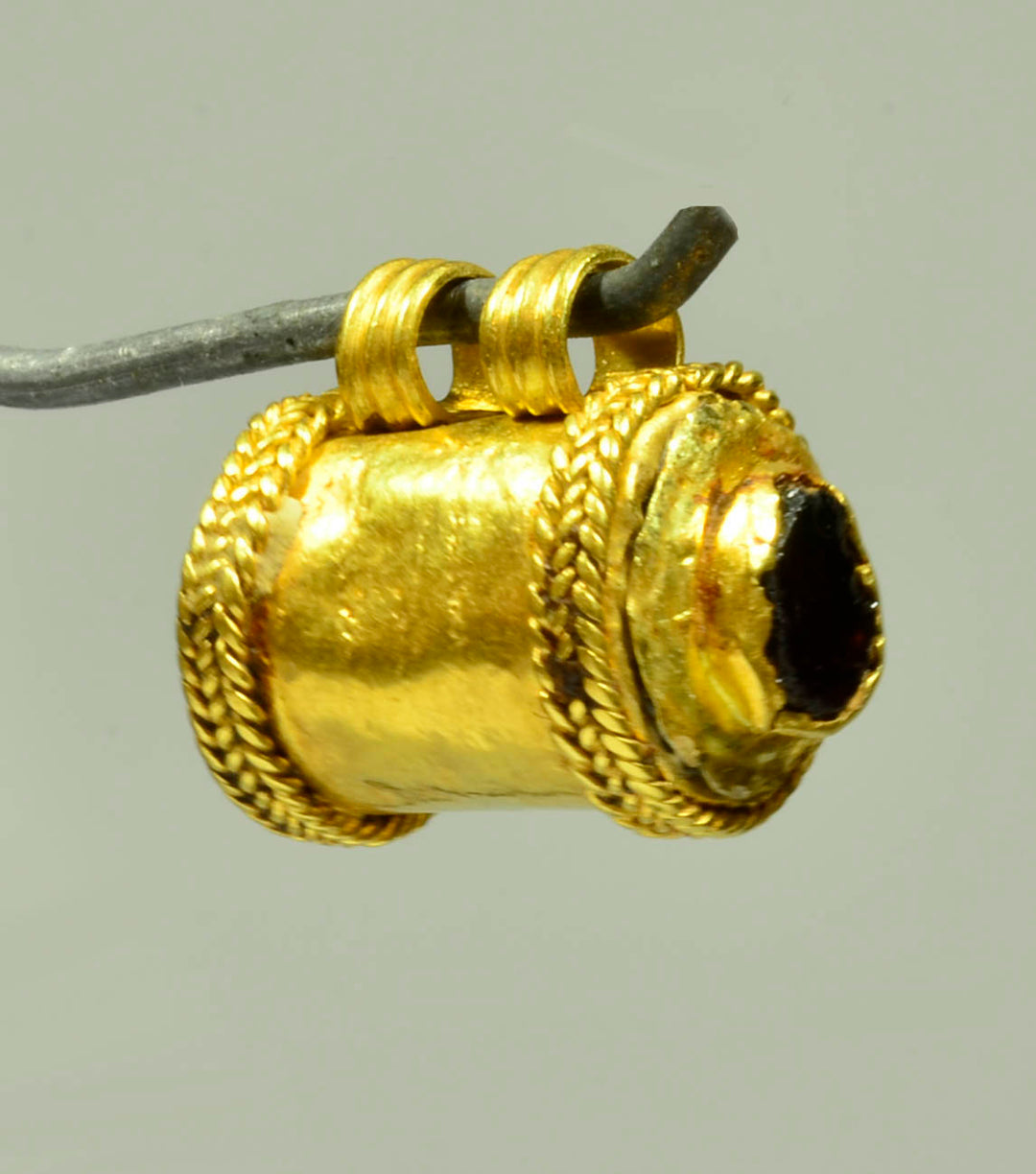 Ancient Greek Garnet and Gold Pendant