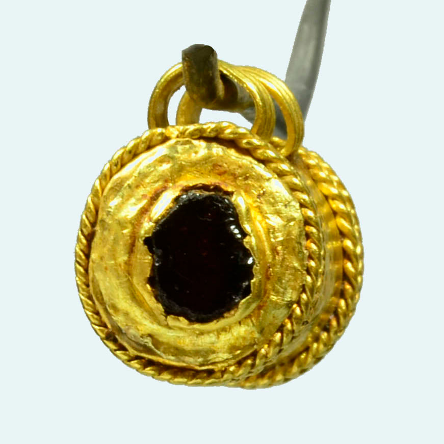 Ancient Greek Garnet and Gold Pendant