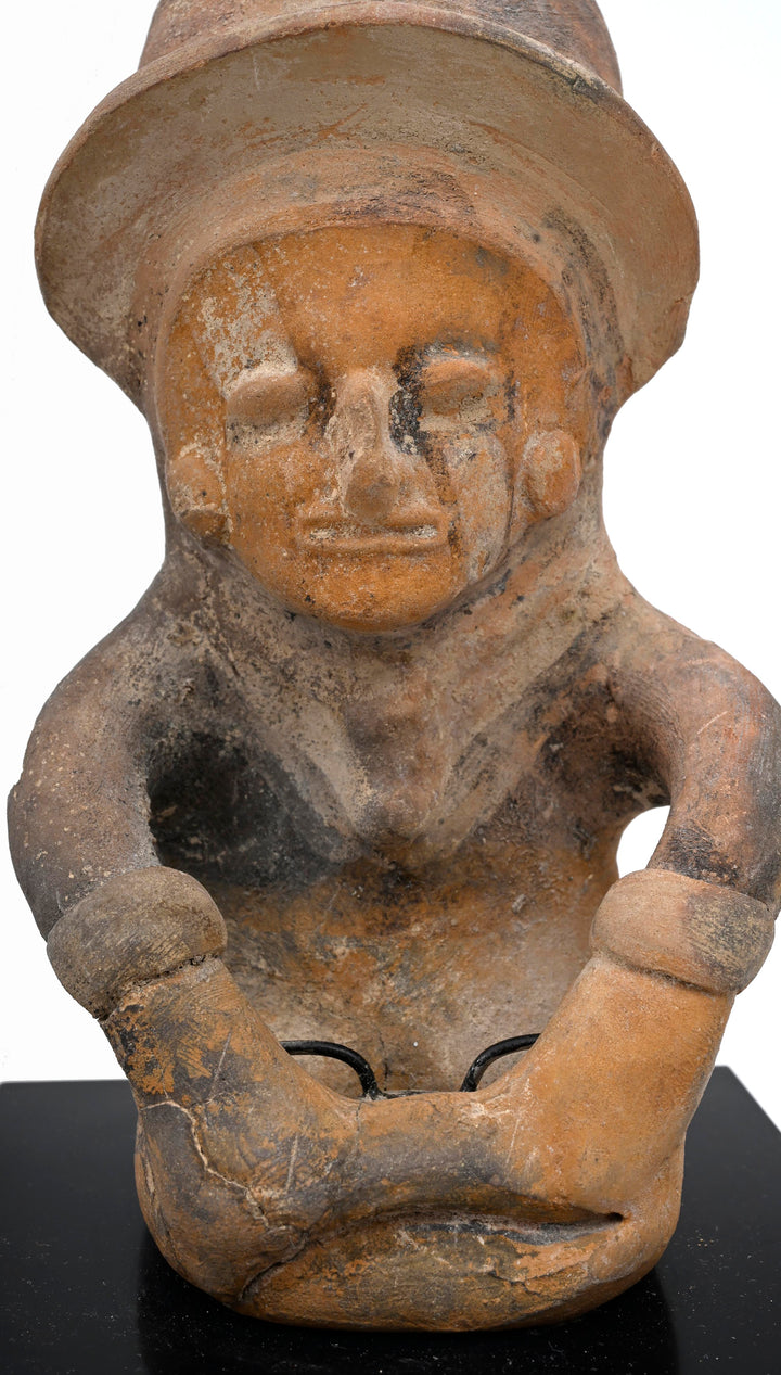 Bahía Pottery Seated Male with Crested Helmet